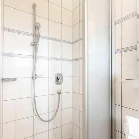 فندق Haus Koebesine 3 *